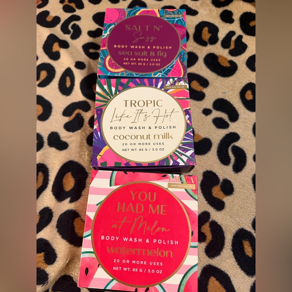 LWYA by Kim Gravel Body Wash & Polish Buffer
3